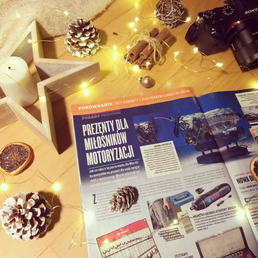 Zdjecie czasopisma motoryzacyjnrgo z modelami silników